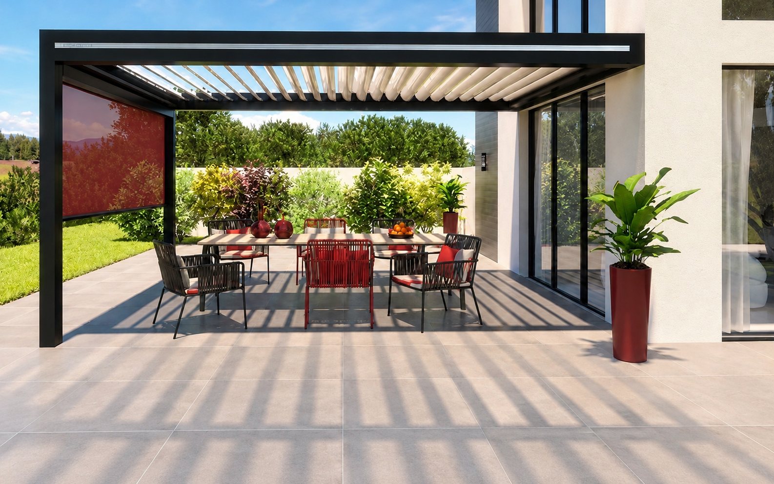 Pergola bioclimatique anthracite à lames orientables au-dessus d’une table de jardin et de chaises sur une terrasse carrelée, devant une baie vitrée