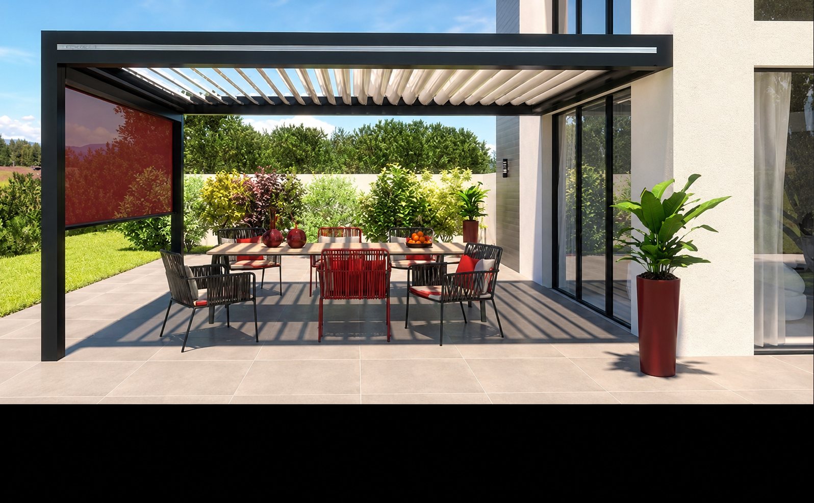 Rendu d'une pergola bioclimatique grise à lames orientables au-dessus d'une table et de chaises sur une terrasse, avec store rouge et jardin.
