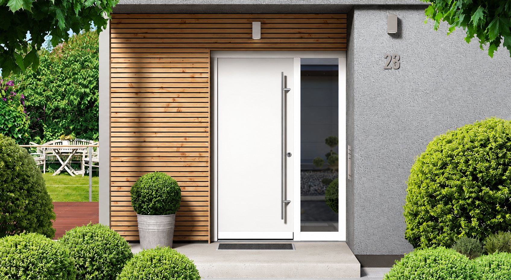 Une porte d'entrée blanche avec longue poignée en inox et panneau vitré latéral, entourée d'un bardage en bois, d'un mur gris et de buissons taillés.