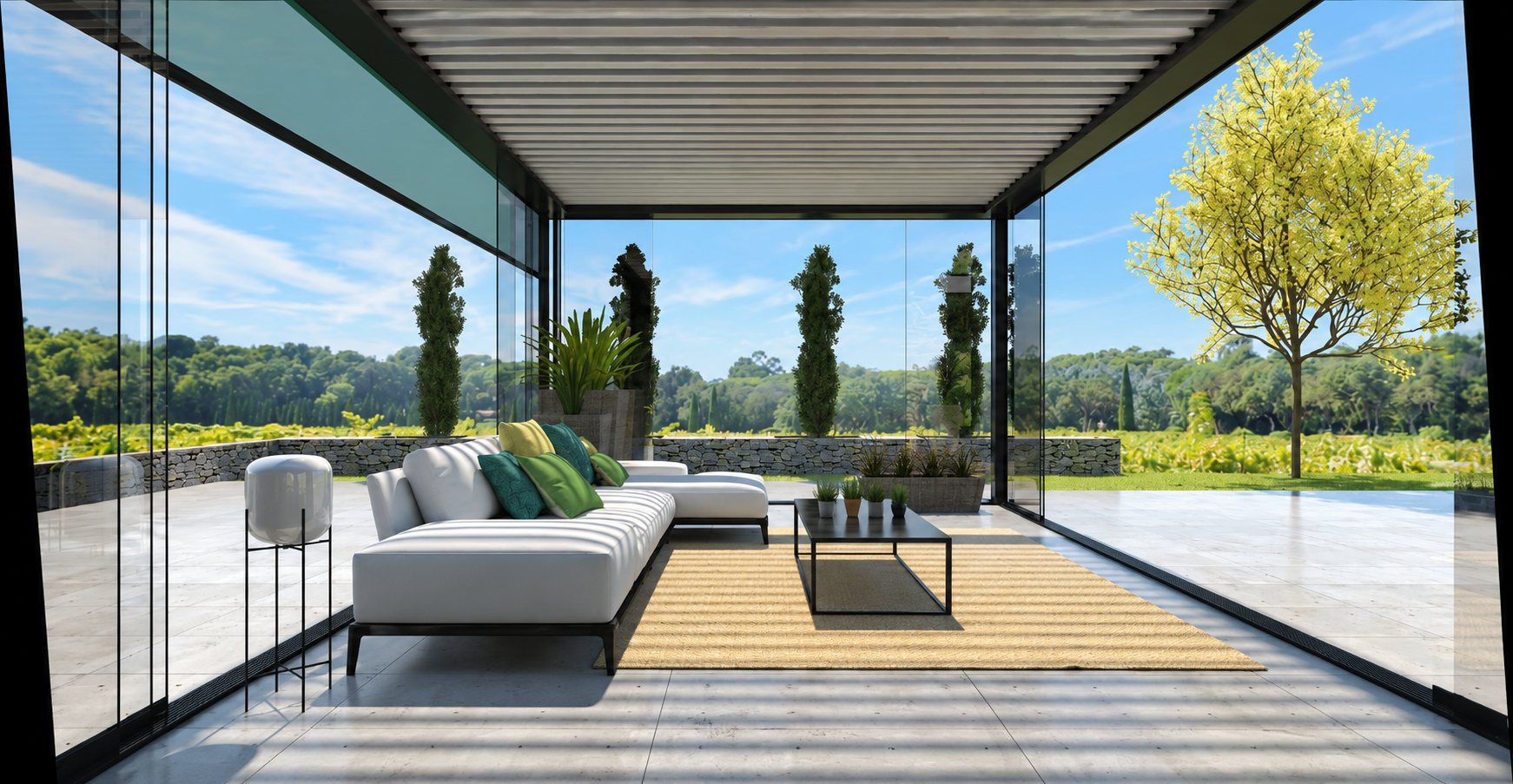 Rendu d'une terrasse couverte par une pergola à lames avec parois vitrées, un canapé d'angle blanc, une table basse noire et un tapis jaune, ouverte sur un paysage de vignes.